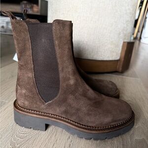 BNWT Women's Genuine Leather Italian Suede Chelsea Boots - Size 6.5